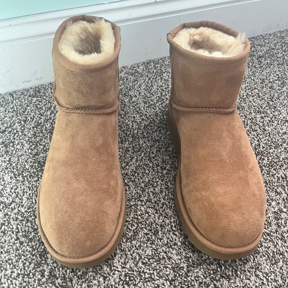 UGG Classic Mini II Chestnut Boots – Size 9, Like New - Picture 1 of 8